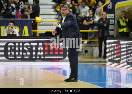 Verona, Italien. 06.. November 2022. Alessandro Ramagli Cheftrainer von Tezenis Verona während Tezenis Verona gegen Dolomiti Energia Trentino, Italienischer Basketball A Serie Championship in Verona, Italien, November 06 2022 Quelle: Independent Photo Agency/Alamy Live News Stockfoto