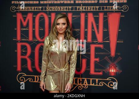 Köln, Deutschland. 06.. November 2022. Schauspielerin Sophia Thomalla kommt zur deutschen Premiere des Musicals „Moulin Rouge!“ Quelle: Henning Kaiser/dpa/Alamy Live News Stockfoto