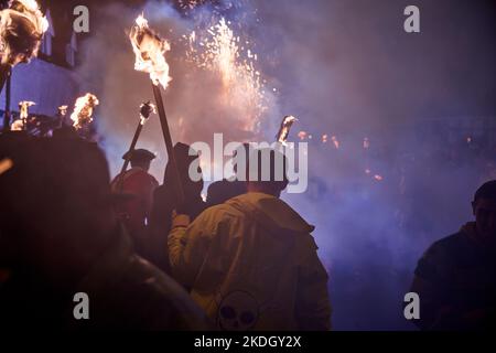 Eine Szene aus der Lewes Bonfire Night 2022 Stockfoto