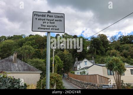 Die steilste Straße der Welt, in,Zentrum,von,Harlech,Gwynedd,County,Gwynedd County,Wales,Walisisch,anerkannt,von,Guinness Buch der Rekorde, Stockfoto