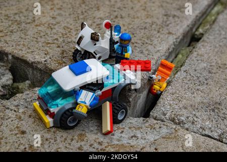 LEGO Modelle, Crashes, kleine Lego in einer großen Welt Stockfoto