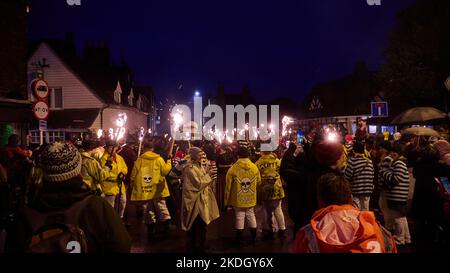 Eine Szene aus der Lewes Bonfire Night 2022 Stockfoto