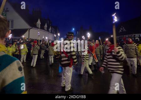 Eine Szene aus der Lewes Bonfire Night 2022 Stockfoto