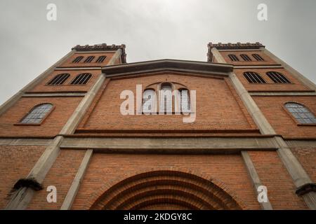 Jerico, Antioquia, Kolumbien - April 5 2022: Fassade der Kathedrale Virgen de las Mercedes gegen den grauen Himmel Stockfoto