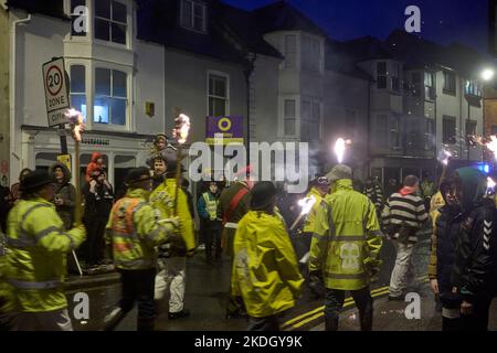 Eine Szene aus der Lewes Bonfire Night 2022 Stockfoto