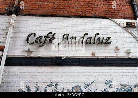 Glasgow, Großbritannien - 10. September 2022: Das Schild für das Cafe Andaluz in der Innenstadt von Glasgow, Schottland Stockfoto