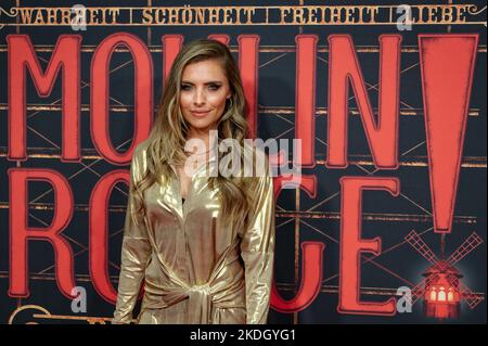 Köln, Deutschland. 06.. November 2022. Schauspielerin Sophia Thomalla kommt zur deutschen Premiere des Musicals „Moulin Rouge!“ Quelle: Henning Kaiser/dpa/Alamy Live News Stockfoto