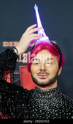 Köln, Deutschland. 06.. November 2022. Influencer Houseofdylan kommt zur deutschen Premiere des Musicals 'Moulin Rouge!' Quelle: Henning Kaiser/dpa/Alamy Live News Stockfoto