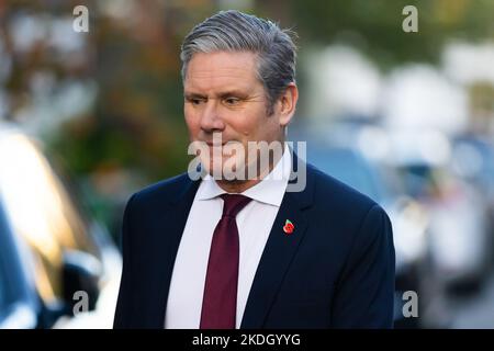 London, Großbritannien. 2.. November 2022. Keir Starmer, Vorsitzender der Labour Party, verlässt sein Haus, um in London Fragen des Premierministers zu stellen. (Bild: © Tejas Sandhu/SOPA Images via ZUMA Press Wire) Stockfoto