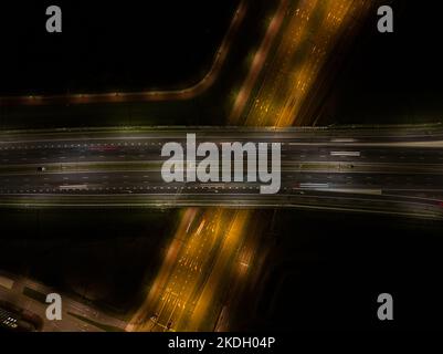 A10 Straßenverkehr in der Nacht. Autobahninfrastruktur im Dunkeln Licht des dynamischen, sich bewegenden Verkehrs auf der Straße bei Amsterdam IJburg in den Niederlanden Stockfoto