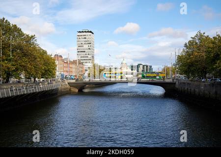 rosie hackett Brücke über den Fluss liffey im Stadtzentrum von dublin republik irland Stockfoto