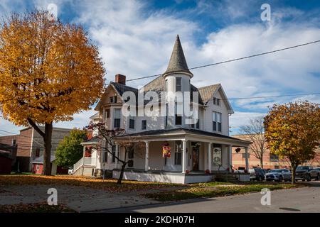 Barnesville, Ohio, USA-Okt. 25, 2022: Holzhaus im Qqueen Anne-Stil im historischen Viertel der Innenstadt von Barnesville, Ohio an einem schönen Herbsttag. Stockfoto