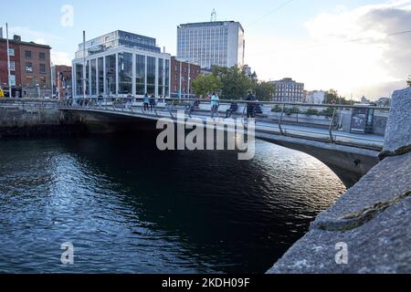 rosie hackett Brücke über den Fluss liffey im Stadtzentrum von dublin republik irland Stockfoto