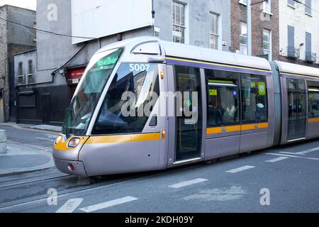 Grüne Linie luas Richtung sandyford an Ghainimh im stadtzentrum von dublin, republik irland Stockfoto