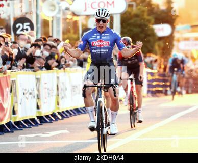 Saitama, Japan. 6.. November 2022. Der belgische Radfahrer Jasper Philipsen von Alpecin-Deceuninck holt sich die Fäuste, als er am Sonntag, 6. November 2022, das Saitama-Kriterium der Tour de France in Saitama, einem Vorort von Tokio, gewinnt. Philipsen gewann das Rennen 59,5km mit einer Zeit von 1hour 23minutes 44seconds. Quelle: Yoshio Tsunoda/AFLO/Alamy Live News Stockfoto