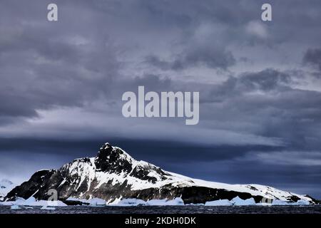 Die verschneite Landschaft, Hügel und Berge der Antarktis Stockfoto