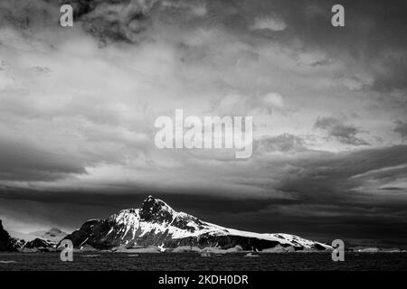 Die verschneite Landschaft, Hügel und Berge der Antarktis Stockfoto