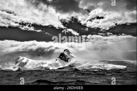 Die verschneite Landschaft, Hügel und Berge der Antarktis Stockfoto