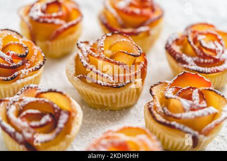 Apfeltrosekuchen auf Pergament Stockfoto