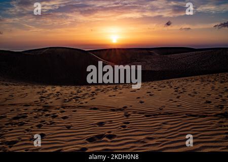 Sonnenaufgang über den Sanddünen von Maspalomas. Stockfoto