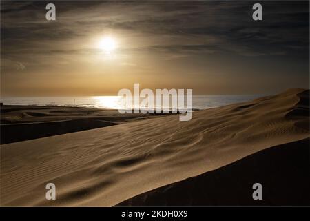 Sonnenaufgang über den Sanddünen von Maspalomas. Stockfoto