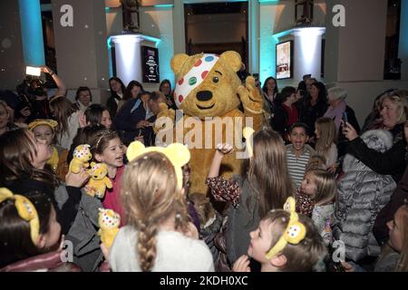 Pudsey Beartreffen Kinder im Theatre Royal Drury Lane, London, nach der Frozen's Children in Need Gala, um Geld für die Wohltätigkeitsorganisation zu sammeln. Bilddatum: Sonntag, 6. November 2022. Stockfoto