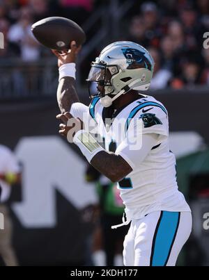 Cincinnati, Usa. 06.. November 2022. Carolina Panthers Quarterback PJ Walker (11) wirft in der ersten Spielhälfte im Paycor Stadium am Sonntag, den 6. November 2022 in Cincinnati unter Druck der Verteidigung der Cincinnati Bengals. Ohio Foto von John Sommers II/UPI Kredit: UPI/Alamy Live News Stockfoto