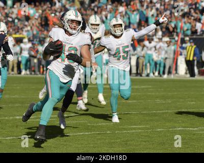 Chicago, Usa. 06.. November 2022. Andrew Van Ginkel (43), Linebacker der Miami Dolphins, läuft für einen Touchdown gegen die Chicagoer Bären, nachdem er am Sonntag, 6. November 2022, einen blockierten Punt auf dem Soldier Field in Chicago erlegt hatte. Foto von Mark Black/UPI Credit: UPI/Alamy Live News Stockfoto