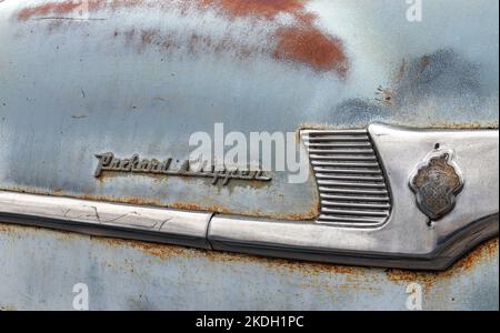 1953 Packard Clipper mit 70 Jahren Patina in der brennenden heißen Sonne von New Mexico. Stockfoto