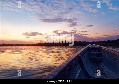 Amazonaslandschaft, Cuyabeno in Ecuador, Sonnenuntergang oder Sonnenaufgang im Feuchtgebiet, schönes Reiseerlebnis, Wasserspiegelung. Stockfoto