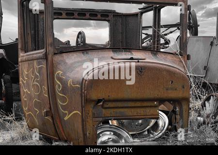 Die klassischen Linien der 30er Jahre in der brennenden heißen Sonne der südwestlichen Wüste der Vereinigten Staaten. Stockfoto