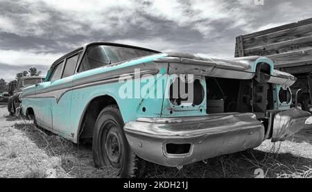 1959 Edsel auf Schwarz und Weiß mit Original-Karosseriefarbe, die nach 70 Jahren in der brennenden heißen Sonne von New Mexico zeigt. Stockfoto