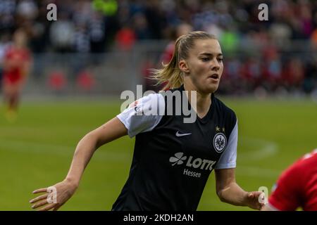 Frankfurt, Deutschland. 06.. November 2022. Laura Freigang (Eintracht Frankfurt, 10) ; FLYERALARM Frauen-Bundesliga Spiel - Eintracht Frankfurt gegen 1.FC Köln am 06.11.2022 in Frankfurt (Stadion am Brentanobad, Frankfurt, Deutschland) - die DFB/DFL-VORSCHRIFTEN VERBIETEN DIE VERWENDUNG VON FOTOGRAFIEN ALS BILDSEQUENZEN UND/ODER QUASI-VIDEO - Credit: Tim Bruenjes/Alamy Live Credit: Tim Brünjes/Alamy News Stockfoto