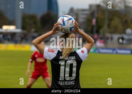 Frankfurt, Deutschland. 06.. November 2022. Laura Freigang (Eintracht Frankfurt, 10) ; FLYERALARM Frauen-Bundesliga Spiel - Eintracht Frankfurt gegen 1.FC Köln am 06.11.2022 in Frankfurt (Stadion am Brentanobad, Frankfurt, Deutschland) - die DFB/DFL-VORSCHRIFTEN VERBIETEN DIE VERWENDUNG VON FOTOGRAFIEN ALS BILDSEQUENZEN UND/ODER QUASI-VIDEO - Credit: Tim Bruenjes/Alamy Live Credit: Tim Brünjes/Alamy News Stockfoto