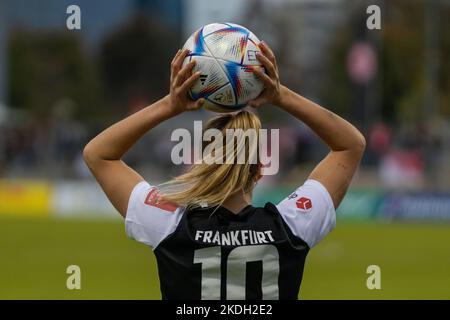 Frankfurt, Deutschland. 06.. November 2022. Laura Freigang (Eintracht Frankfurt, 10) ; FLYERALARM Frauen-Bundesliga Spiel - Eintracht Frankfurt gegen 1.FC Köln am 06.11.2022 in Frankfurt (Stadion am Brentanobad, Frankfurt, Deutschland) - die DFB/DFL-VORSCHRIFTEN VERBIETEN DIE VERWENDUNG VON FOTOGRAFIEN ALS BILDSEQUENZEN UND/ODER QUASI-VIDEO - Credit: Tim Bruenjes/Alamy Live Credit: Tim Brünjes/Alamy News Stockfoto