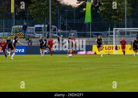 Frankfurt, Deutschland. 06.. November 2022. Laura Freigang (Eintracht Frankfurt, 10) Barbara Dunst (Eintracht Frankfurt, 28) Sophia Kleinherne (Eintracht Frankfurt, 4) ; FLYERALARM Frauen-Bundesliga Spiel - Eintracht Frankfurt gegen 1.FC Köln am 06.11.2022 in Frankfurt (Stadion am Brentanobad, Frankfurt, Deutschland) - DFB/DFL-BESTIMMUNGEN VERBIETEN DIE VERWENDUNG VON FOTOGRAFIEN ALS BILDSEQUENZEN - UND/ODER QUASI-VIDEOS Tim Bruenjes/Alamy Credit: Tim Brünjes/Alamy Live News Stockfoto