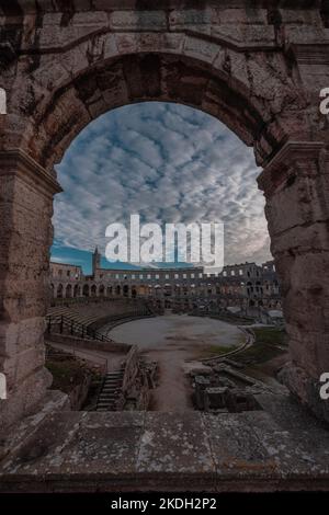 Schönes römisches Kolloseum oder Amphiteatre in Pula an einem sonnigen Sommerabend mit romantischem Feeling. Artikeldetails Teile von schöner römischer Struktur in Gold Stockfoto