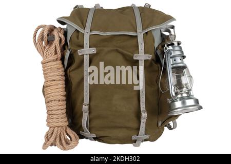 Antiker Vintage Rucksack mit Seil und Gaslaterne isoliert auf weißem Hintergrund Stockfoto