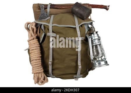 Antiker Vintage Rucksack mit Seil, Teekannen, Messingbecher und Gaslaterne isoliert auf weißem Hintergrund Stockfoto