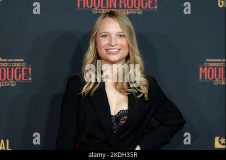 Köln, Deutschland. 06.. November 2022. Schauspielerin Lisa Küppers kommt zur deutschen Premiere des Musicals 'Moulin Rouge!' Quelle: Henning Kaiser/dpa/Alamy Live News Stockfoto