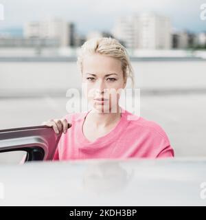 Porträt von verantwortlich Fahrerin mit Autoschlüssel in der Hand. Fahrschule Safe. Stockfoto