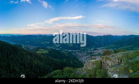 Bulgarische Stadt Smolyan mit See, Vegetation und Wolken. Rhodopen. Panorama, Draufsicht Stockfoto