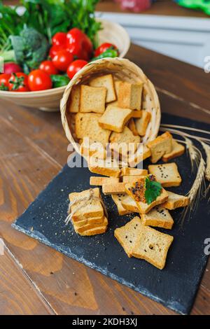 Frische Croutons aus Vollkornmehl, goldfarben. Toast für leckere Sandwiches Stockfoto