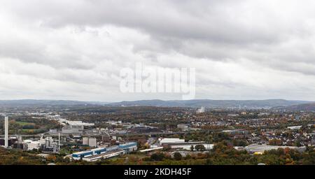 Syburg, Dortmund, NRW, Deutschland, Oktober 23, 2022. Herbstpanorama-Foto des Industriegebiets des nördlichen Teils der Stadt Hagen mit einer düsteren Stimmung Stockfoto