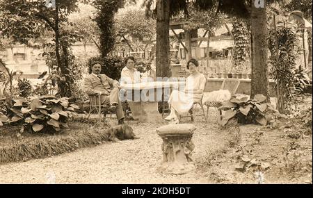 Eine reiche italienische Familie posiert für ein Foto im Hof ihres schönen Hauses in Lacchiarella, einem kleinen Dorf in der Nähe von Mailand (Italien) Stockfoto