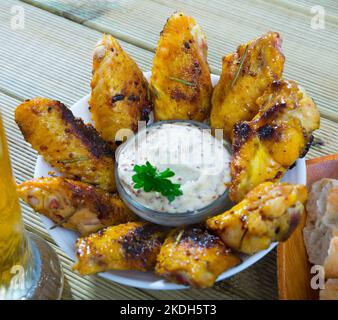 Gebackene Hähnchenflügel mit Senfsauce Stockfoto