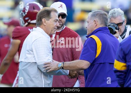 Nick Saban, Cheftrainer der Alabama Crimson Tide, und Brian Kelly, Cheftrainer der LSU Tigers, begrüßen sich am Samstag, den 5. November 2022, im Mittelfeld in Baton Rouge, Stockfoto
