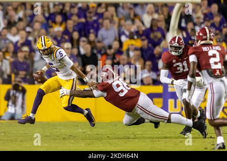 LSU Tigers Quarterback Jayden Daniels (5) hält den Tackle-Versuch des Abwehrlinemanns Jamil Burroughs (98) von Alabama Crimson Tide ab, Samstag, den November Stockfoto