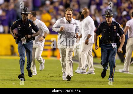 Nick Saban, Cheftrainer der Alabama Crimson Tide, joggt zur Halbzeit gegen die LSU Tigers vom Feld, Samstag, den 5. November 2022, in Baton Rouge, Louisiana. L Stockfoto