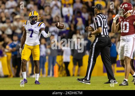 Der LSU Tigers Wide Receiver Kayshon BOUTTE (7) schießt den Ball an den Beamten, nachdem er einen Fang gegen die Alabama Crimson Tide gemacht hat, Samstag, den 5. November 2 Stockfoto